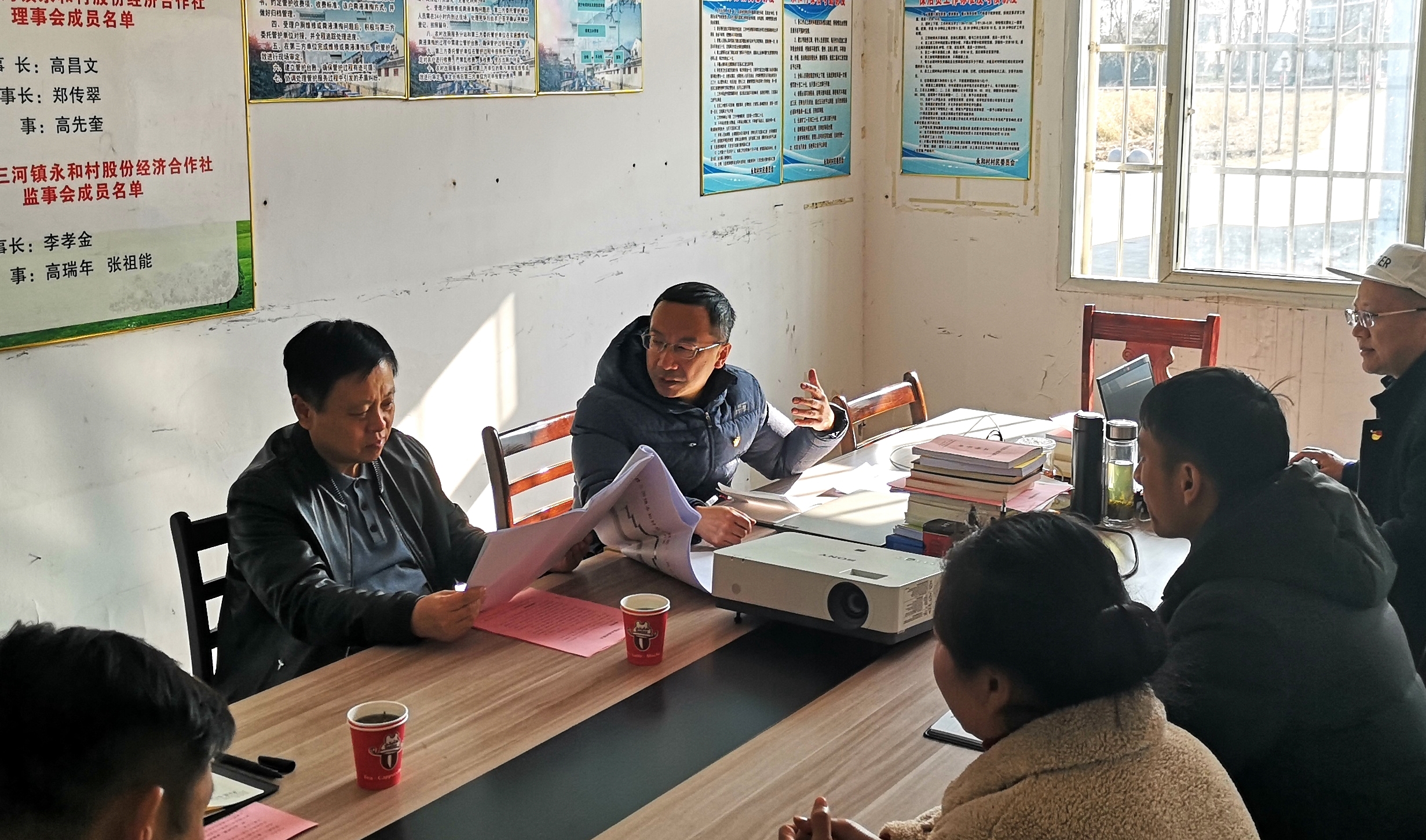 与村两委班子成员、驻村事情开展座谈.jpg